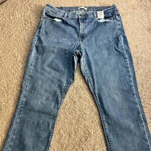 3084. Levi’s classic straight W32